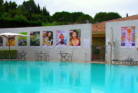 Paris-Match, Le Mas Candille accueille autour de la grande piscine de La Pergola, une exposition de photos grand format « Stars à la Une » expo-match-candille-mougins