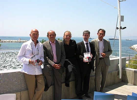 Bernard Van de Kerckhove, responsable pages PACA du Guide Hubert, Jean-François Ferrante, propriétaire du Cap d’Antibes Beach Hotel, Nicolas Sale, chef des cuisines, Christophe Andrieu, rédacteur en chef du Guide Hubert, Franck Farneti, directeur du Cap d’Antibes Beach Hotel. guide-hubert-2009