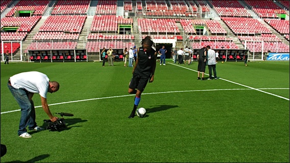 Joël Rémy en chaussette sur la pelouse toute neuve du vieux stade du Ray à Nice remy-joel