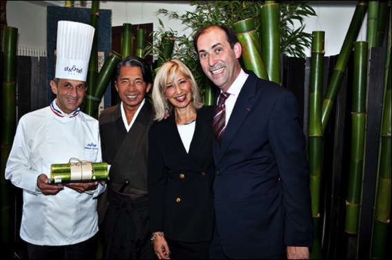 Cannes Boutique Lenôtre::Présentation de la Bûche de Noël : Philippe Joannes directeur régional Lenôtre Côte d’Azur, Kenzo Takada, Lilas Spak, Patrick Scicard Président du Directoire de Lenôtre. buche-lenotre-lg3