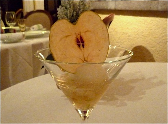 Restaurant Les Terraillers Biot Michaël Fulci::la coupe de gelée aux dés de pommes Granny Smith et sorbet Manzana qui accompagne le cigare en croustillant de pommes tièdes caramélisées fulci-terraillers-lg8