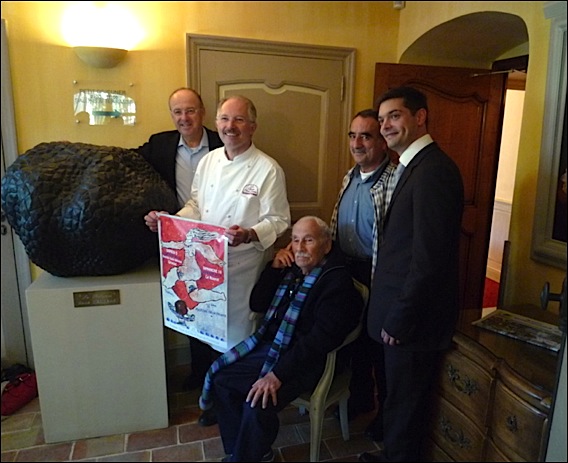 Présentation du Marhé de la Truffe 2010::Michel Santinelli, président du syndicat régional des trufficulteurs, Jacques Chibois, chef-propriétaire de La Bastide Saint Antoine, l’artiste Théo Tobiasse, Auguste Oddo, président du syndicat départemental des trufficulteurs, Jérome Viaud, conseiller général et directeur adjoint du cabinet du maire de Grasse Jean-Pierre Leleux.<br /> marche-truffe-lg1