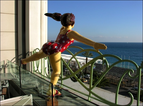 Le Palais de la Méditerranée à Nice Groupe Concorde Hotel and Resorts::vue de la terrasse sur la promenade des Anglais et la Méditerranée. palais-mediterranee-3e-lg5