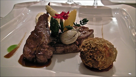 Cap Estel Eze, La Table de Patrick Raingeard, restaurant gastronomique::Agneau crépiné des Alpilles aux épices d’Orient, asperges et son accra confit agneau-cap-estel