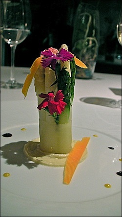 Eze La Table de Patrick Raingeard, le restaurant gastronomique du Cap Estel::« bouquet d’asperges en duo aux radis et betteraves marinées, citron de Menton confit en mousseline et fumée à la verveine » asperge-cap-estel