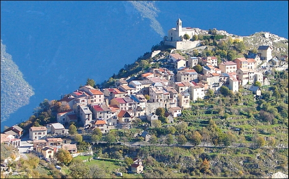 ILONSE près de NICE::A une heure de Nice, tout en haut d'une montagne, un village est tombé du ciel. Il y tient encore par le fil du clocher. <br />C'est Ilonse, mon village, mon cher village!<br />Lucien Pierlas. ilonse-festivous-lg