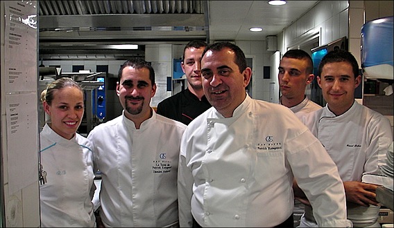 Eze La Table de Patrick Raingeard, le restaurant gastronomique du Cap Estel::Patrick Raingeard et son équipe avec, à sa droite, son second Damien Andrews et, à sa gauche, son chef pâtissier Vincent Delhomme. la-table-raingeard-team-cap-estel